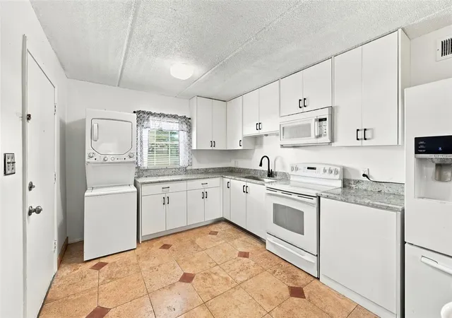 Listing Photo 2 - Condo for sale in building located at 525 Conway Rd, Orlando, FL 32807 - Unit #46