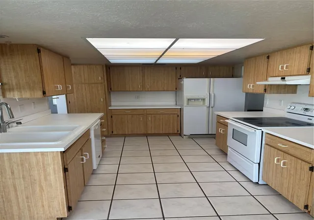 Photo 4 of Single family home for sale at 4202 Pasadena Cir, Sarasota, FL 34233 | MLS# A4710992 | Listing updated on 2026-10-30