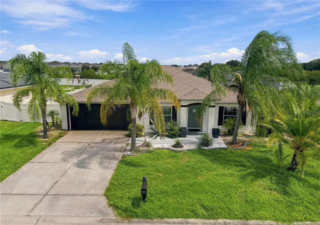 Photo 2 of Single family home for sale at 376 Lake Eloise Pointe Dr, Winter Haven, FL 33880 | MLS# TB8561956 | Listing updated on 2026-10-28