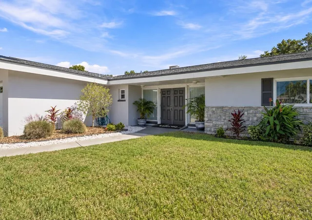 Photo 2 of Single family home for sale at 1721 Harbor Cir W, Largo, FL 33770 | MLS# TB8561961 | Listing updated on 2026-10-29