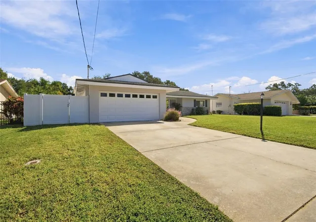 Photo 3 of Single family home for sale at 1721 Harbor Cir W, Largo, FL 33770 | MLS# TB8561961 | Listing updated on 2026-10-29