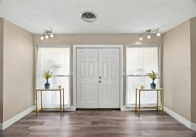 Photo 4 of Single family home for sale at 1721 Harbor Cir W, Largo, FL 33770 | MLS# TB8561961 | Listing updated on 2026-10-29