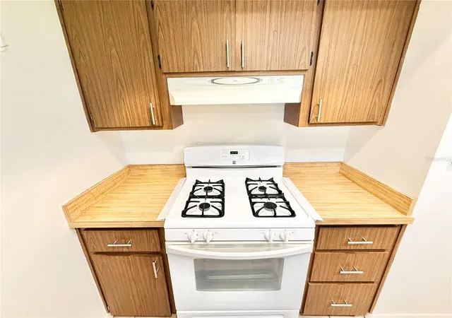 Photo 2 of Single family home for sale at 1031 Park Ave, Tavares, FL 32778 | MLS# G5119533 | Listing updated on 2026-10-28