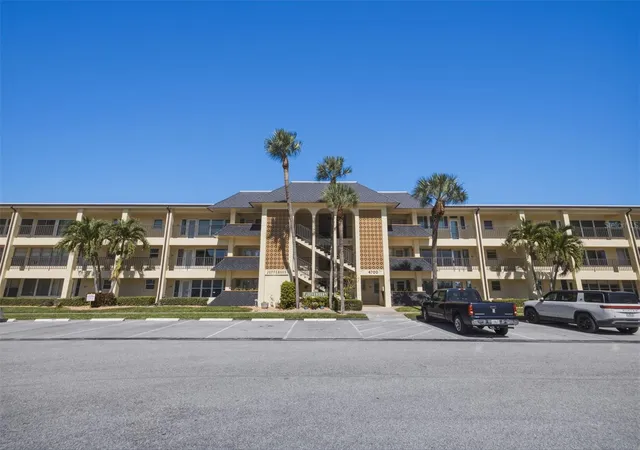 Photo 2 of Condo for sale at 4700 Cove Cir #111, Saint Petersburg, FL 33708 | MLS# TB8561990 | Listing updated on 2026-10-31