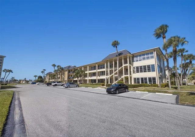 Photo 3 of Condo for sale at 4700 Cove Cir #111, Saint Petersburg, FL 33708 | MLS# TB8561990 | Listing updated on 2026-10-31