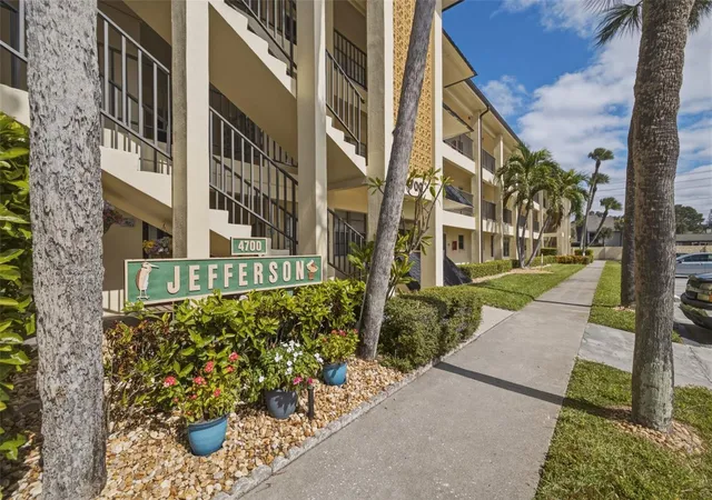 Photo 4 of Condo for sale at 4700 Cove Cir #111, Saint Petersburg, FL 33708 | MLS# TB8561990 | Listing updated on 2026-10-31