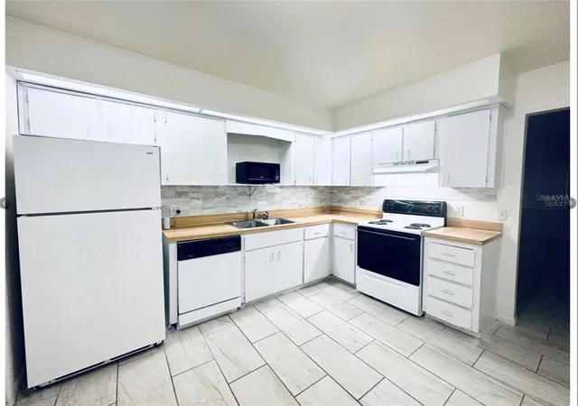 Photo 2 of House for sale at 101 Lake Hunter Dr #15 & 16, Lakeland, FL 33803 | MLS# O6453149 | Listing updated on 2026-10-28
