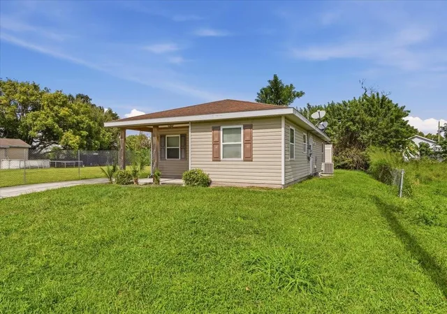Photo 2 of Single family home for sale at 881 5th Street, Winter Haven, FL 33881 | MLS# L4966084 | Listing updated on 2026-10-28