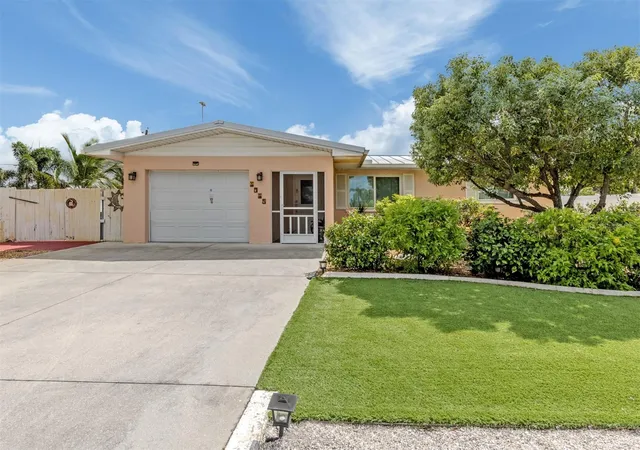 Single family home for sale at 1045 Falcon Rd, VENICE, FL 34293 | MLS# N6146363