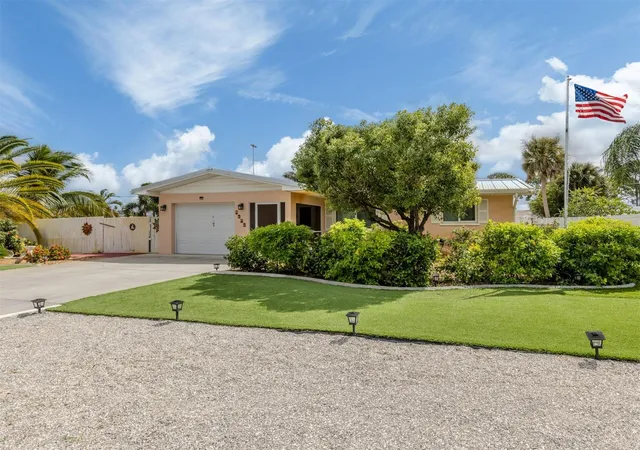 Photo 2 of Single family home for sale at 1045 Falcon Rd, Venice, FL 34293 | MLS# N6146363 | Listing updated on 2026-10-29