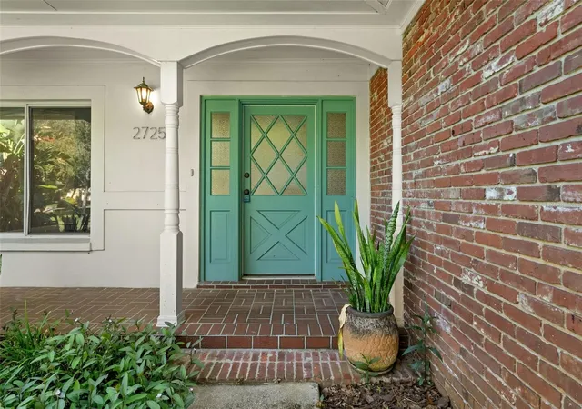 Photo 3 of Single family home for sale at 2725 N Myrtle Ave, Tampa, FL 33602 | MLS# TB8562128 | Listing updated on 2026-10-31
