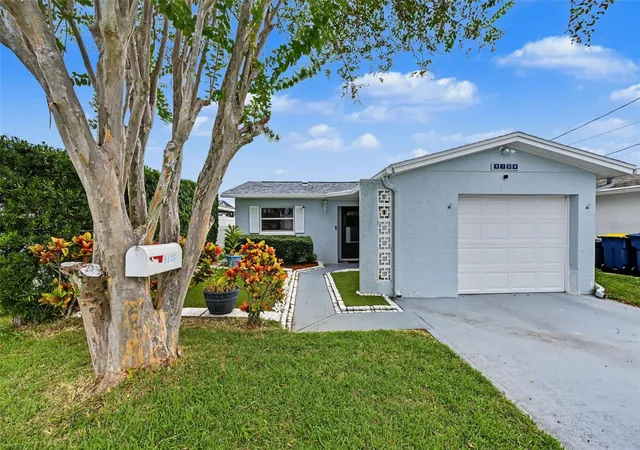 Photo 3 of Single family home for sale at 5106 Blue Heron Dr, New Port Richey, FL 34652 | MLS# W7890688 | Listing updated on 2026-10-29