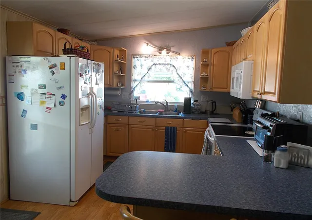 Photo 3 of Manufactured home for sale at 525 Sandpiper Dr, Venice, FL 34285 | MLS# N6146368 | Listing updated on 2026-10-28
