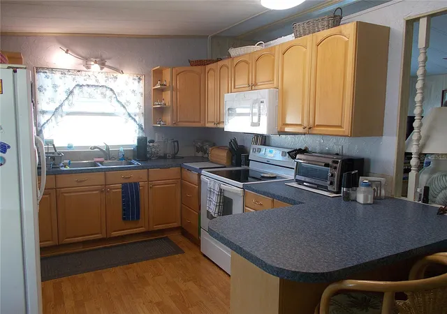 Photo 4 of Manufactured home for sale at 525 Sandpiper Dr, Venice, FL 34285 | MLS# N6146368 | Listing updated on 2026-10-28