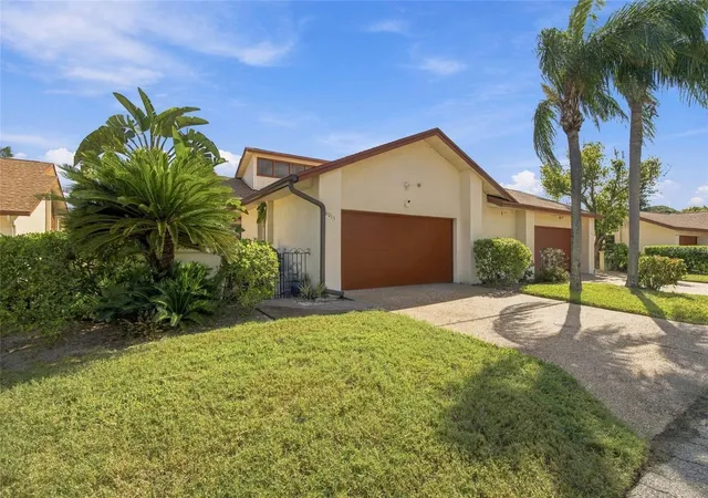 Photo 2 of House for sale at 6015 Courtside Dr, Bradenton, FL 34210 | MLS# TB8562236 | Listing updated on 2026-10-29