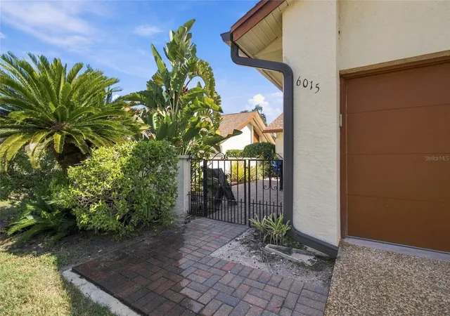 Photo 3 of House for sale at 6015 Courtside Dr, Bradenton, FL 34210 | MLS# TB8562236 | Listing updated on 2026-10-29