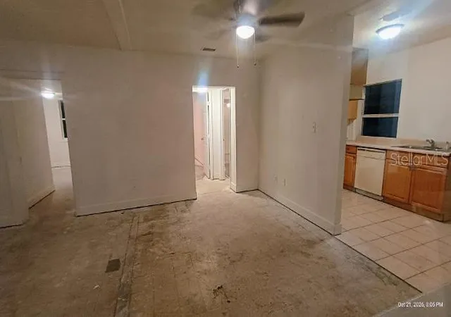 Photo 3 of Single family home for sale at 40400 Sunset Dr, Eustis, FL 32736 | MLS# O6453331 | Listing updated on 2026-10-29