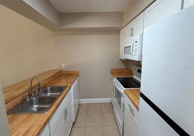 Photo 2 of Townhouse for sale at 2717 Gray Fox Ln, Orlando, FL 32826 | MLS# O6453344 | Listing updated on 2026-10-29