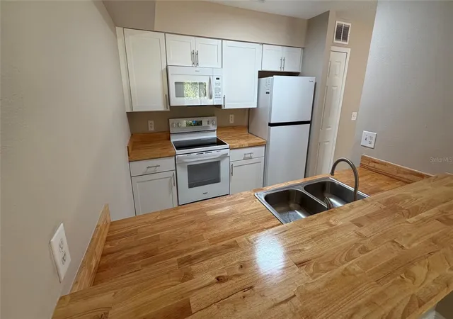 Photo 3 of Townhouse for sale at 2717 Gray Fox Ln, Orlando, FL 32826 | MLS# O6453344 | Listing updated on 2026-10-29