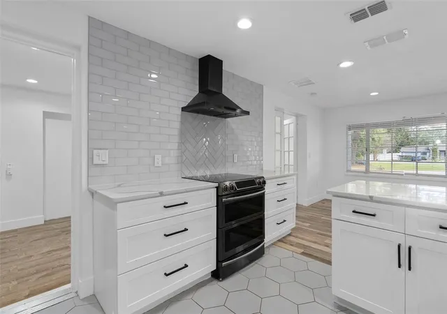 Photo 4 of Single family home for sale at 1130 W Lake Brantley Rd, Altamonte Springs, FL 32714 | MLS# O6453368 | Listing updated on 2026-10-30