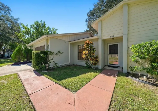 Photo 1 of Single family home for sale at 4301 Ellenville Pl, Valrico, FL 33596 | MLS# TB8562336 | Listing updated on 2026-10-29