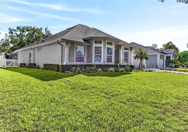 Photo 3 of Single family home for sale at 813 Kingsbridge Dr, Oviedo, FL 32765 | MLS# O6453410 | Listing updated on 2026-10-30