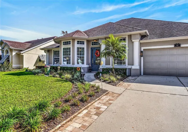 Photo 4 of Single family home for sale at 813 Kingsbridge Dr, Oviedo, FL 32765 | MLS# O6453410 | Listing updated on 2026-10-30