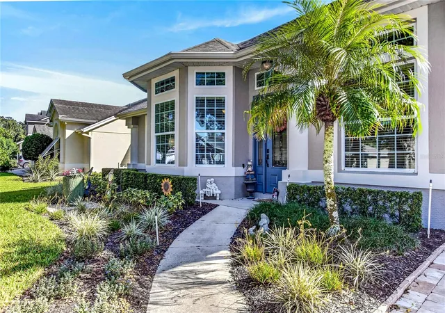 Photo 2 of Single family home for sale at 813 Kingsbridge Dr, Oviedo, FL 32765 | MLS# O6453410 | Listing updated on 2026-10-30