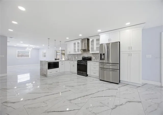 Photo 2 of Single family home for sale at 712 Virginia Ln, Apopka, FL 32703 | MLS# S5160366 | Listing updated on 2026-10-29