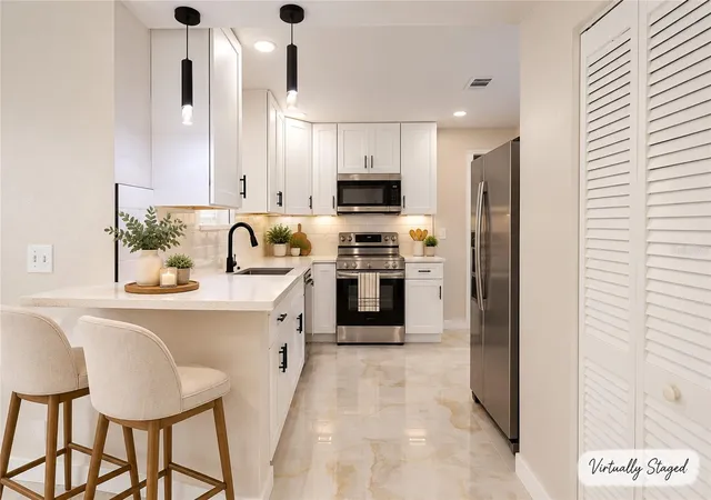 Photo 4 of Single family home for sale at 600 N Eastside Dr, Lakeland, FL 33801 | MLS# TB8562475 | Listing updated on 2026-10-29