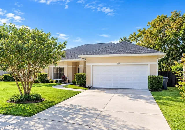 Photo 1 of Single family home for sale at 1009 Corkwood Dr, Oviedo, FL 32765 | MLS# O6453489 | Listing updated on 2026-10-29