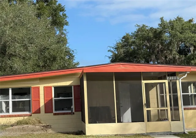 Single family home for sale at 2106 Vine St, LEESBURG, FL 34748 | MLS# G5119580