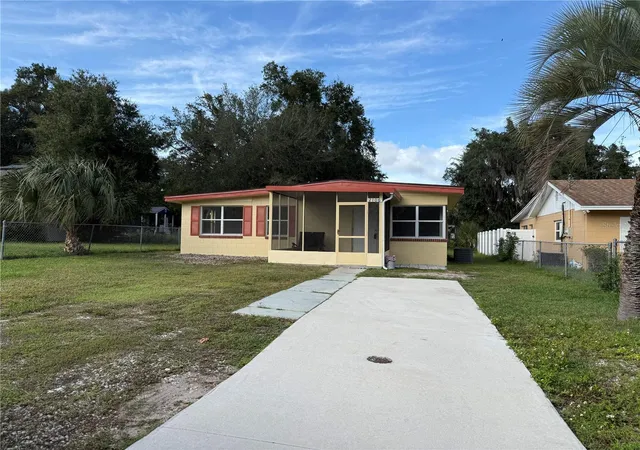 Single family home for sale at 2106 Vine St, LEESBURG, FL 34748 | MLS# G5119580