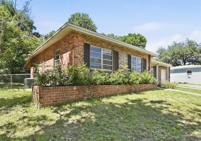 Photo 2 of Single family home for sale at 1336 W Hartley Cir, Deltona, FL 32725 | MLS# O6453505 | Listing updated on 2026-10-29