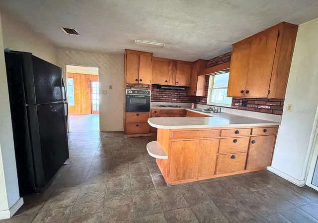 Photo 3 of Single family home for sale at 37443 Beach Dr, Umatilla, FL 32784 | MLS# O6453518 | Listing updated on 2026-10-29