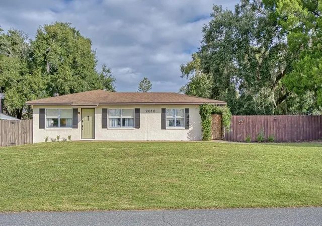 Single family home for sale at 2010 VINE ST, LEESBURG, FL 34748 | MLS# G5119592