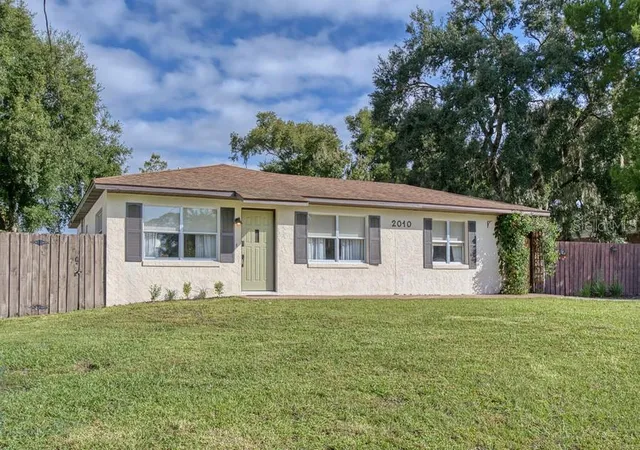 Photo 3 of Single family home for sale at 2010 VINE ST, Leesburg, FL 34748 | MLS# G5119592 | Listing updated on 2026-10-30