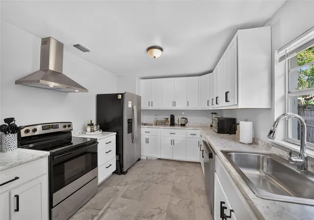 Photo 3 of Single family home for sale at 905 NE 4th Street, Ocala, FL 34470 | MLS# OM734877 | Listing updated on 2026-10-30