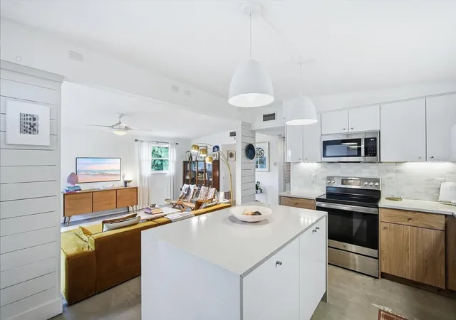 Photo 3 of Single family home for sale at 120 29th Street W, Bradenton, FL 34205 | MLS# A4711237 | Listing updated on 2026-10-29