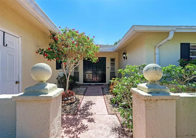 Photo 3 of House for sale at 6954 W Country Clb Dr N, Sarasota, FL 34243 | MLS# A4711248 | Listing updated on 2026-10-30