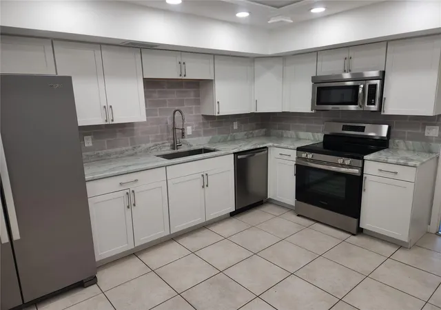 Photo 4 of House for sale at 6954 W Country Clb Dr N, Sarasota, FL 34243 | MLS# A4711248 | Listing updated on 2026-10-30