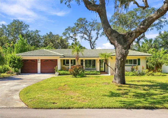 Photo 1 of Single family home for sale at 308 Crestwood Ln, Largo, FL 33770 | MLS# TB8562636 | Listing updated on 2026-10-29