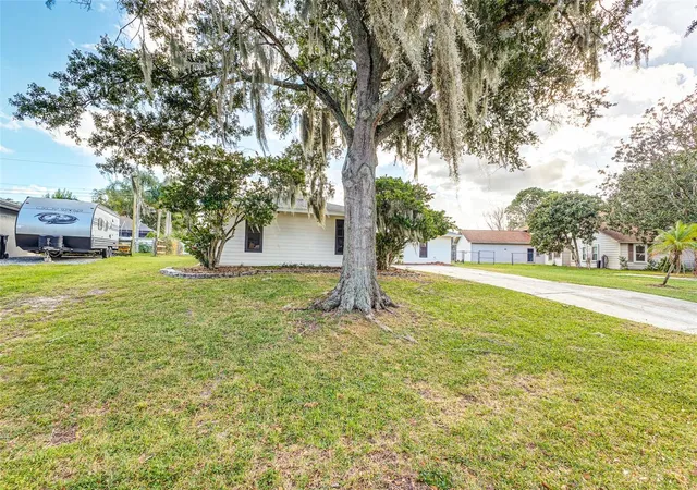 Photo 3 of Single family home for sale at 2313 Flaming Arrow Dr, Lakeland, FL 33813 | MLS# L4966145 | Listing updated on 2026-10-30