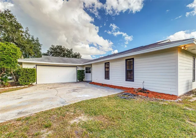 Photo 4 of Single family home for sale at 2313 Flaming Arrow Dr, Lakeland, FL 33813 | MLS# L4966145 | Listing updated on 2026-10-30