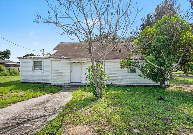 Photo 1 of Single family home for sale at 921 W Cornell St, Avon Park, FL 33825 | MLS# TB8562666 | Listing updated on 2026-10-30
