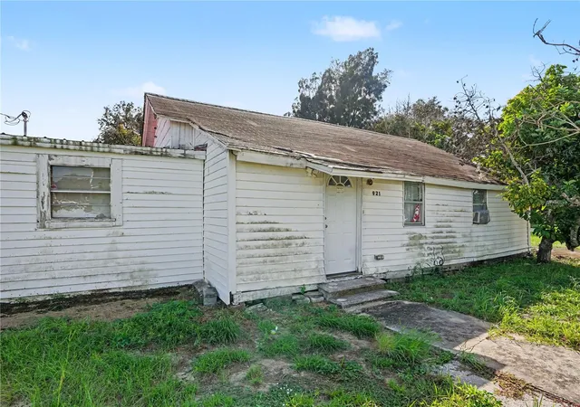 Photo 1 of Single family home for sale at 921 W Cornell St, Avon Park, FL 33825 | MLS# TB8562666 | Listing updated on 2026-10-30