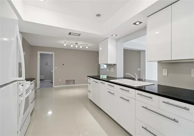 Photo 4 of Single family home for sale at 139 Adair Ave, Sarasota, FL 34243 | MLS# A4711276 | Listing updated on 2026-10-29