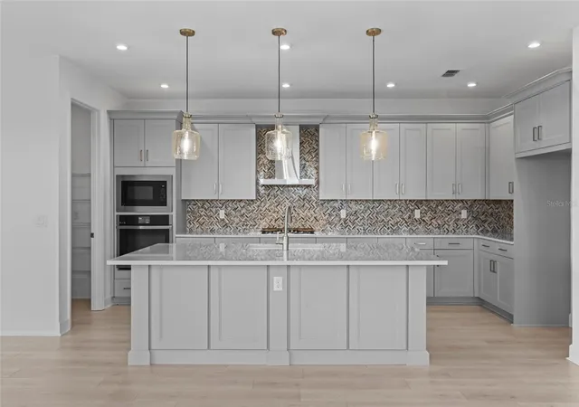 Photo 4 of Single family home for sale at 557 Hammock Oaks Blvd, Lady Lake, FL 32159 | MLS# W7890757 | Listing updated on 2026-10-29