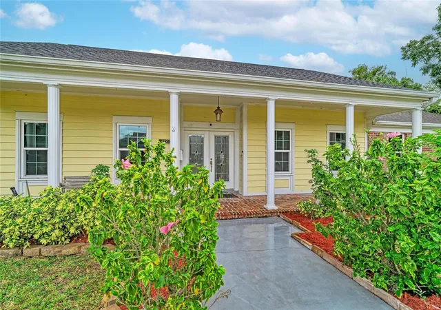 Photo 3 of Single family home for sale at 412 E Oak St, Arcadia, FL 34266 | MLS# A4711300 | Listing updated on 2026-10-30