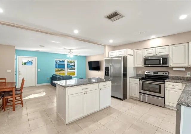 Photo 2 of Single family home for sale at 1017 Rosedale Rd, Venice, FL 34293 | MLS# C7532702 | Listing updated on 2026-10-29